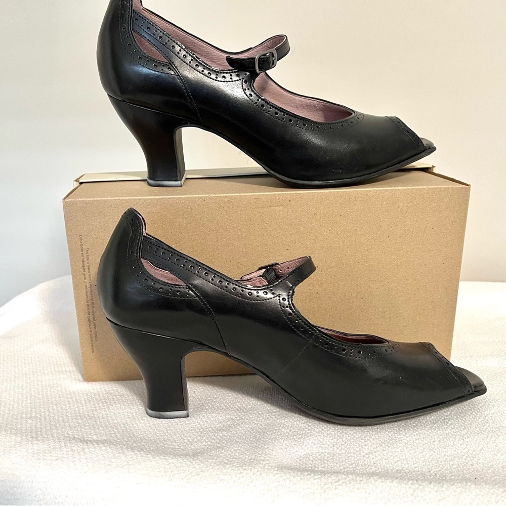 12M Clarks Artisan peep toe pump in black